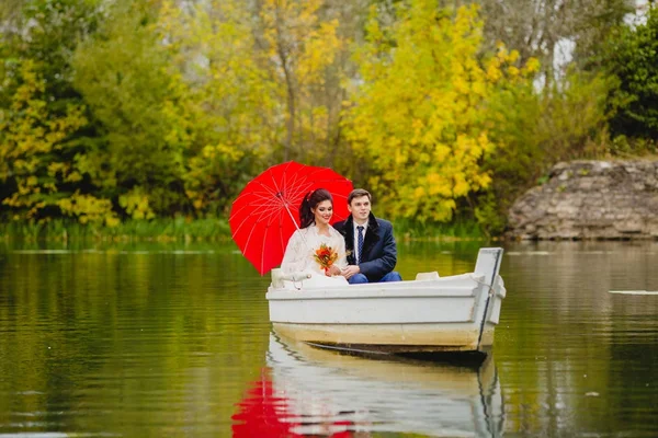 Couple jeunes mariés dans le bateau blanc — Photo