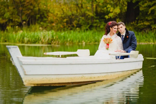 Couple jeunes mariés dans le bateau blanc — Photo