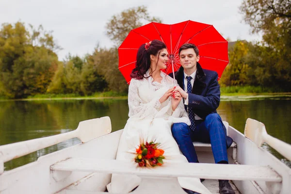 Couple jeunes mariés dans le bateau blanc — Photo