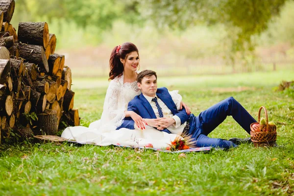 Couple jeunes mariés dans un parc d'automne — Photo