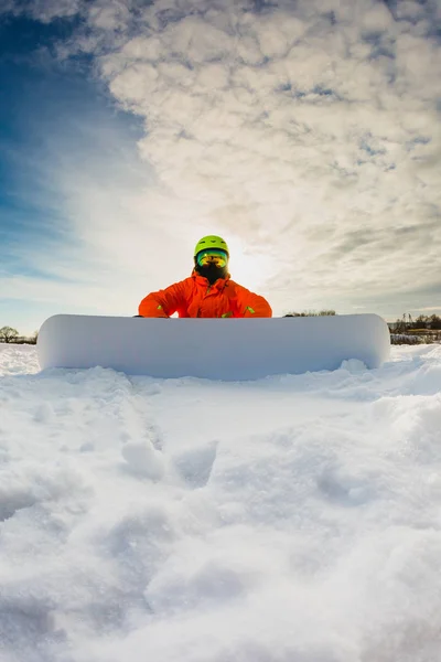 Snowboarder posando en la pista de esquí —  Fotos de Stock