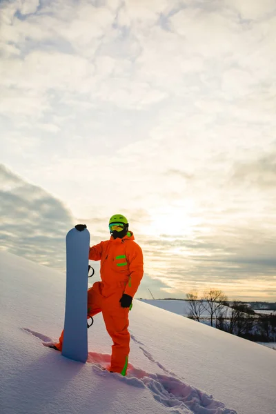 Snowboardåkare på bakgrunden till solnedgången — Stockfoto