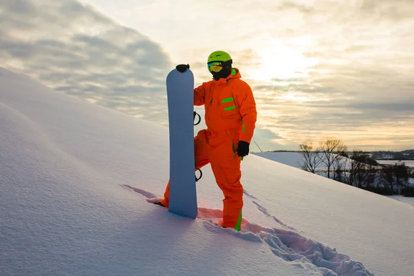 Snowboarder, a háttérben a naplemente — Stock Fotó