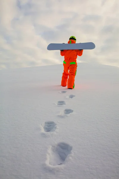 Snowboarder grimpant au sommet de la piste de ski — Photo