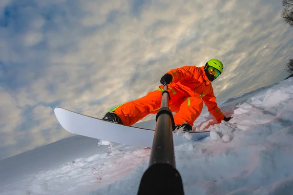 Bir hile yaparak ve bir selfie yapmadan snowboarder — Stok fotoğraf