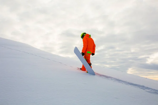 Snowboarder klettert auf die Spitze der Skipiste — Stockfoto