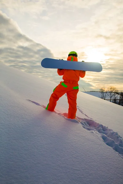 Snowboarder climbing on the top of ski slope — Stock Photo, Image