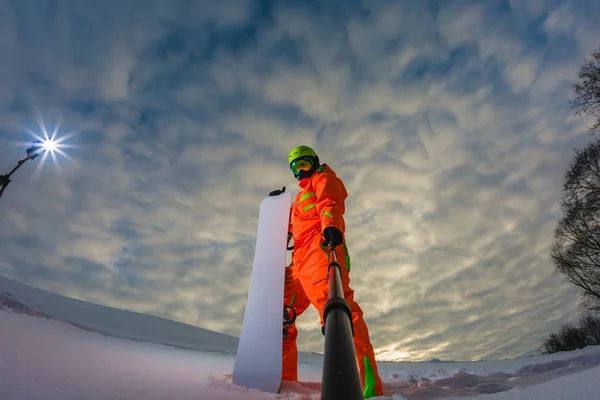 Snowboarder con el snowboard haciendo una selfie — Foto de Stock