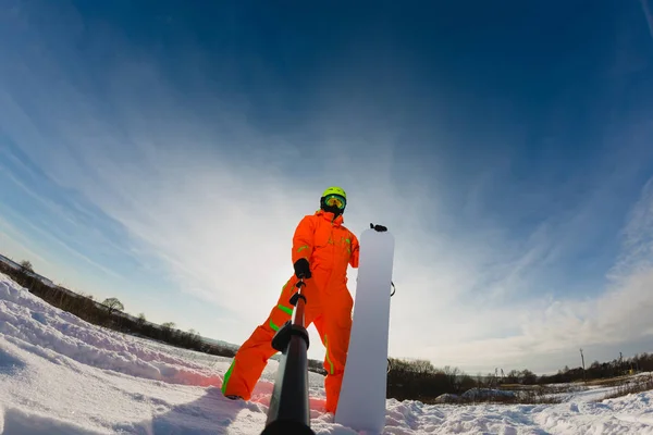 Snowboarder con lo snowboard fare un selfie — Foto Stock