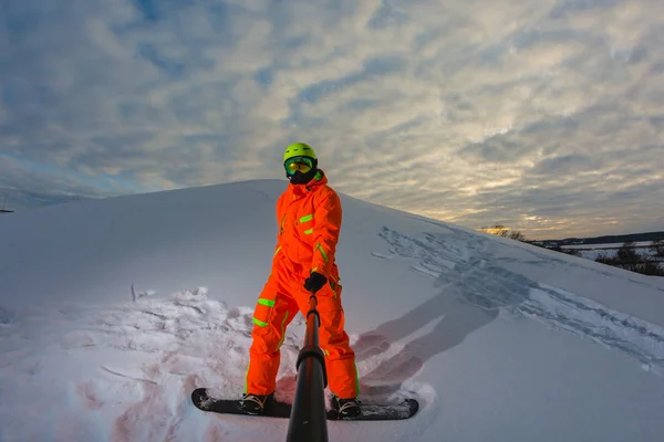 Snowboarder met de snowboard maken een selfie — Stockfoto