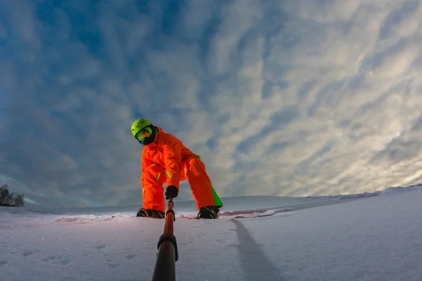 Snowboarder con lo snowboard fare un selfie — Foto Stock