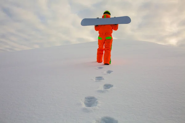 Snowboarder arrampicata sulla cima della pista da sci — Foto Stock