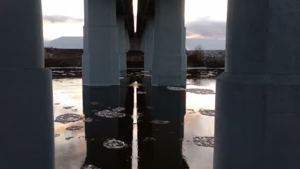 Mudando as faixas de gelo sob a ponte — Vídeo de Stock