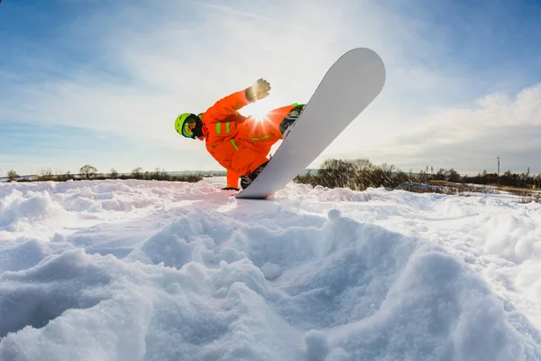 Κάνει ένα κόλπο στη σκι πλαγιά snowboarder — Φωτογραφία Αρχείου