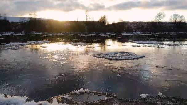 带移动冰浮冰的春季景观 — 图库视频影像