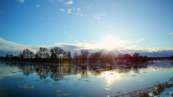 Frühlingslandschaft mit beweglichen Eisschollen — Stockvideo