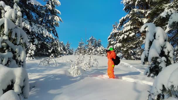 Fotograaf nemen foto buiten in het besneeuwde winterlandschap. — Stockvideo