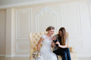 Fotoğrafçı gösterir genç seksi gelin yeni çekilen fotoğraflar