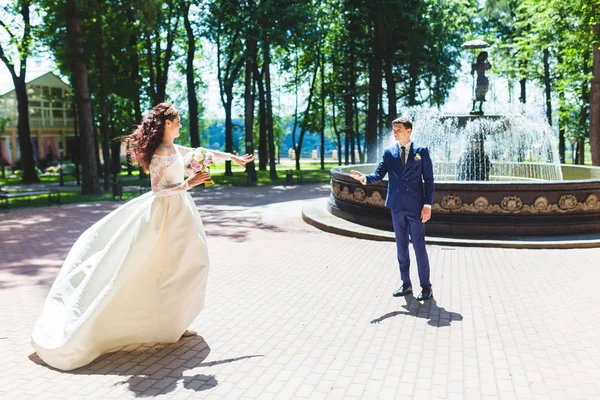 Beau couple jeunes mariés près de la fontaine — Photo