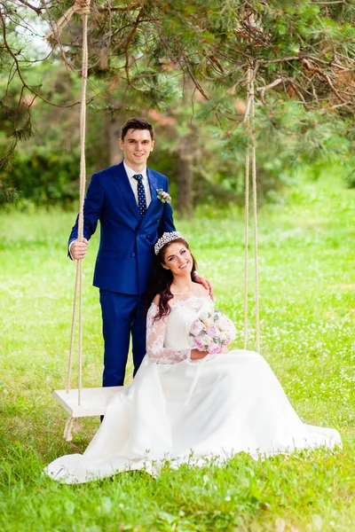 Casamento bonito recém-casados com o balanço de corda — Fotografia de Stock