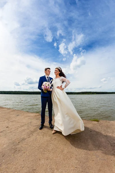 Casal bonito recém-casados perto do lago — Fotografia de Stock