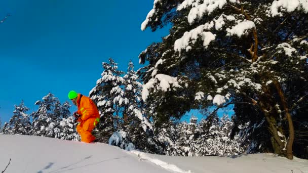 Hombre con cámara tomando fotos al aire libre en invierno paisaje nevado . — Vídeos de Stock