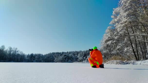 凍った湖の表面に写真を作る写真家 — ストック動画