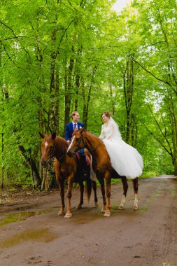 İki ata binerek güzel yeni evliler