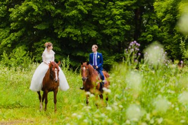 İki ata binerek güzel yeni evliler