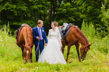 İki at ile güzel yeni evliler