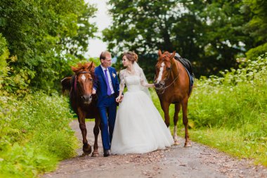 İki at ile güzel yeni evliler