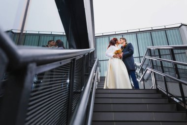 Güzel çift metal bir merdiven üzerinde yeni evliler