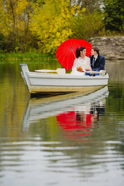 Brautpaar im weißen Boot — Stockfoto