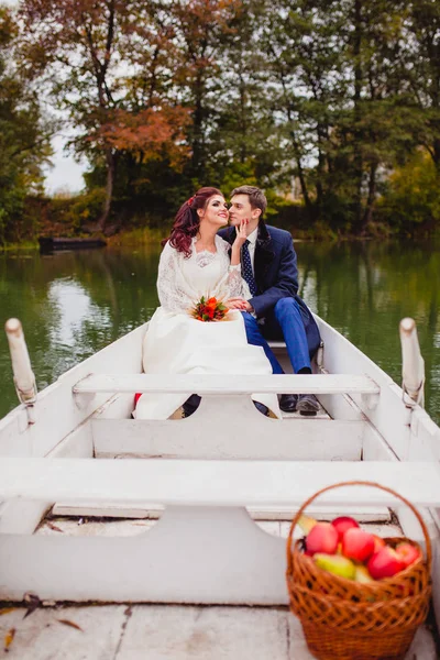 Couple jeunes mariés dans le bateau blanc — Photo