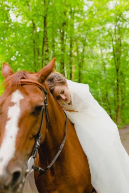 Güzel genç gelin atı ile