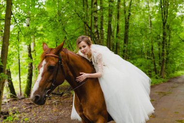 Güzel genç gelin atı ile