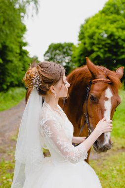 Güzel genç gelin atı ile