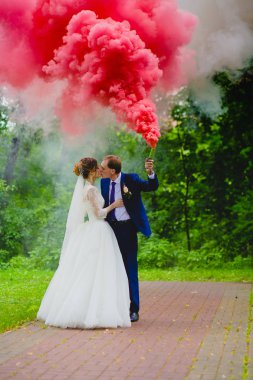 Gelin ve damat kırmızı duman renkli