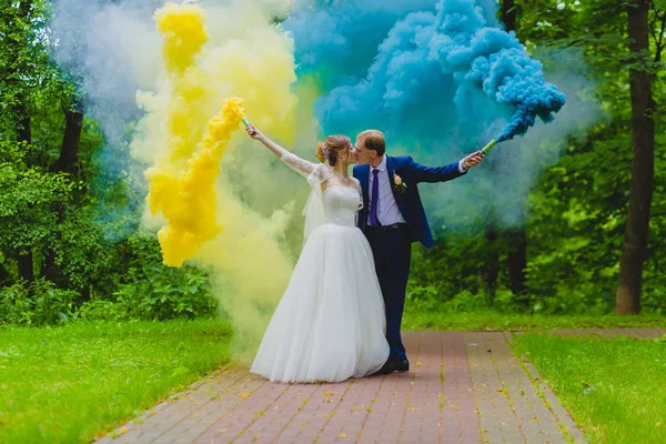 Gelin ve damat ile renkli sis bombası