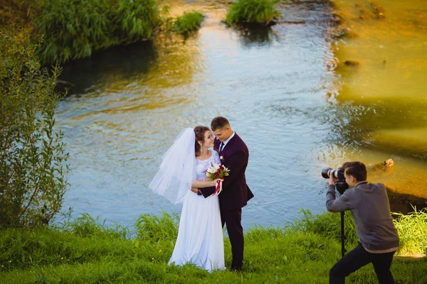 Photoshoot de mariage près de la rivière — Photo