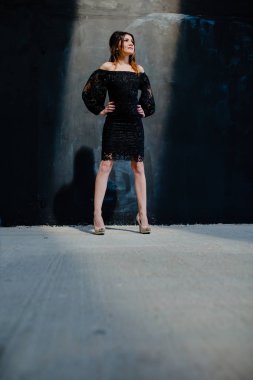 Stüdyoda siyah duvarının yakınında poz esmer