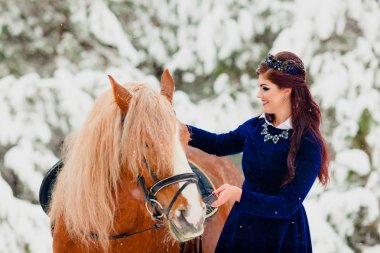 Pretti genç model ile at poz