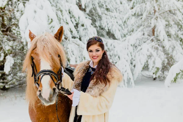 Hermosa joven modelo con el caballo — Foto de Stock