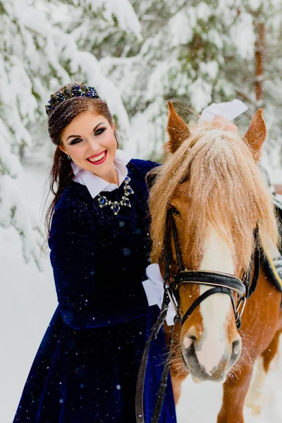 Pretti joven modelo posando con el caballo — Foto de Stock