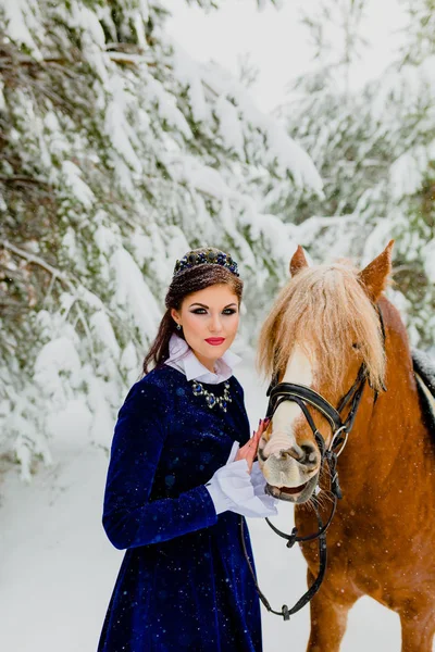 Hermosa joven modelo con el caballo — Foto de Stock