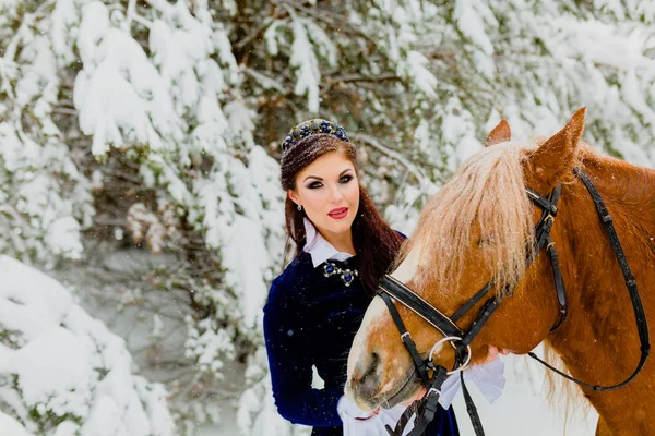 Pretti joven modelo posando con el caballo — Foto de Stock