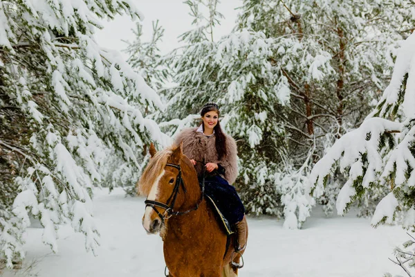 Bastante joven modelo montando el caballo — Foto de Stock