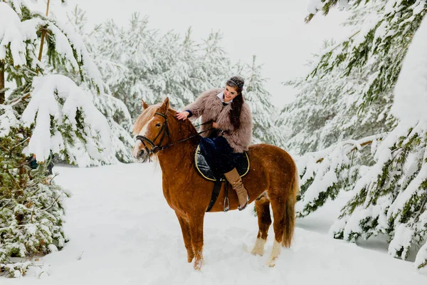 Bastante joven modelo montando el caballo — Foto de Stock