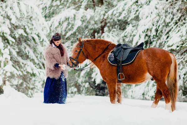 Hermosa joven modelo con el caballo — Foto de Stock