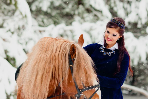 Pretti modelo jovem posando com o cavalo — Fotografia de Stock
